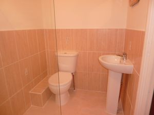 shower room (angle 1)- click for photo gallery